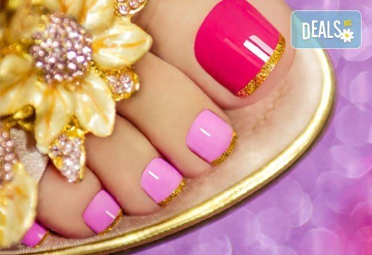 Почувствайте се добре в обувките си! Разкрасете се с класически педикюр с гел лак Gelish или Bluesky в салон за красота Виктория! - Снимка 1