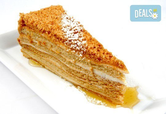 Вкусно предложение за паста с пушена сьомга и каперси с чаша вино или италианска бисквитена торта в ресторант Клуб на актьора! - Снимка 2