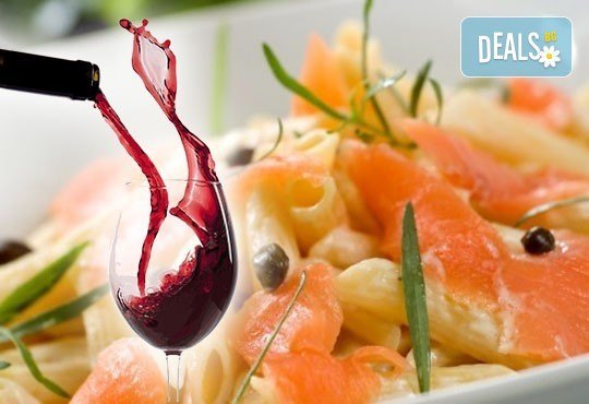 Вкусно предложение за паста с пушена сьомга и каперси с чаша вино или италианска бисквитена торта в ресторант Клуб на актьора! - Снимка 1