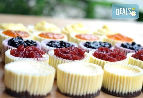 12 мини чийзкейка с боровинка, малина, ягода, кайсия, лимон, лайм, мед и орехи, шоколадов пълнеж от Сладкарница Cheesecakers! - Снимка 1