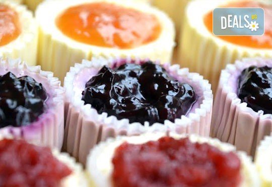 12 мини чийзкейка с боровинка, малина, ягода, кайсия, лимон, лайм, мед и орехи, шоколадов пълнеж от Сладкарница Cheesecakers! - Снимка 2