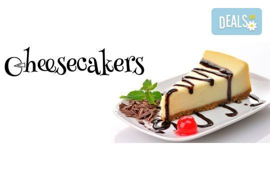 С повод или без! Вземете топящ се в устата шоколадов чийзкейк - цели 2 килограма, 16 парчета, от сладкарница Cheesecakers! - Снимка 7