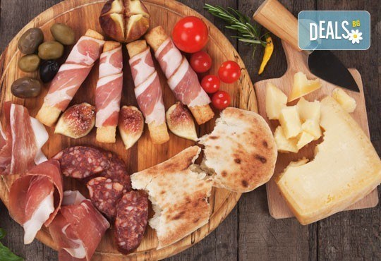 За любителите на изисканите ястия! Плато микс - сирена, месни деликатеси, хрупкави брускети и напитка по избор от ресторант Клуб на актьора! - Снимка 1