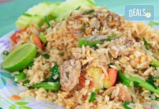 Предплатете един лев и вземете пиле с къри и бял ориз и свежа салата с нахут и чери домати в ресторант Санури! - Снимка 1