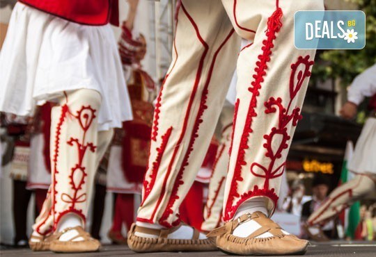 Направете първи стъпки в народните танци! 8 посещения на народни танци за начинаещи в танцова школа Колеви! - Снимка 1