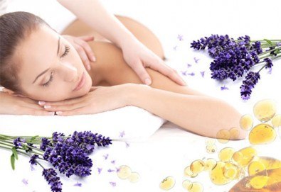 Отпуснете се със 75-минутна антистрес терапия на цялото тяло с масло от лавандула в Център за здраве и красота Мотив!