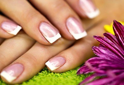 Дълготраен класически цялостен или френски маникюр с гел лак SNB и 2 декорации в салон Визия и стил, Пловдив!