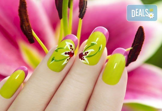 Дълготраен класически цялостен или френски маникюр с гел лак SNB и 2 декорации в салон Визия и стил, Пловдив! - Снимка 2