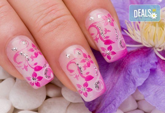 Дълготраен класически цялостен или френски маникюр с гел лак SNB и 2 декорации в салон Визия и стил, Пловдив! - Снимка 3