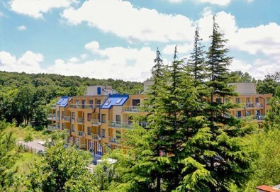 Почивка в база за отдих Усмивка! 1 нощувка за 3-ма или 4-ма в бунгало със закуска, обяд и вечеря на шведска маса от PGA Tour!