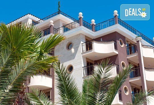 През септември на първа линия в Слънчев бряг! 1 нощувка за 2-ма възрастни и две деца или 3-ма възрастни в хотел Golden Rainbow First Line Apartments! - Снимка 11