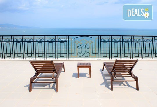 През септември на първа линия в Слънчев бряг! 1 нощувка за 2-ма възрастни и две деца или 3-ма възрастни в хотел Golden Rainbow First Line Apartments! - Снимка 10