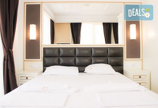 През септември на първа линия в Слънчев бряг! 1 нощувка за 2-ма възрастни и две деца или 3-ма възрастни в хотел Golden Rainbow First Line Apartments! - Снимка 4