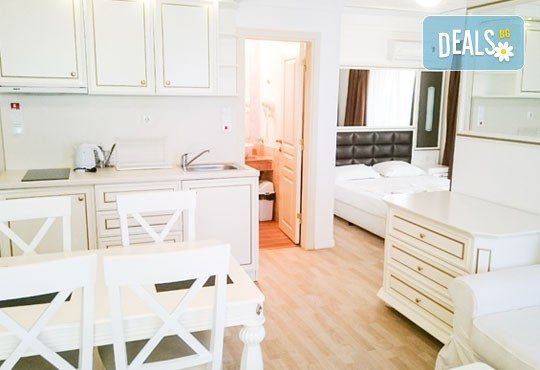 През септември на първа линия в Слънчев бряг! 1 нощувка за 2-ма възрастни и две деца или 3-ма възрастни в хотел Golden Rainbow First Line Apartments! - Снимка 5