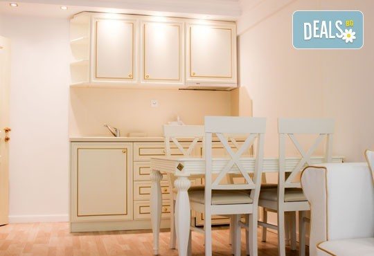 През септември на първа линия в Слънчев бряг! 1 нощувка за 2-ма възрастни и две деца или 3-ма възрастни в хотел Golden Rainbow First Line Apartments! - Снимка 7