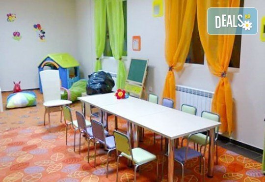 Два часа игри с детско парти за 10 деца! Голяма семейна пица за деца и възрастни, торта и сок в детски клуб Звездички! - Снимка 5