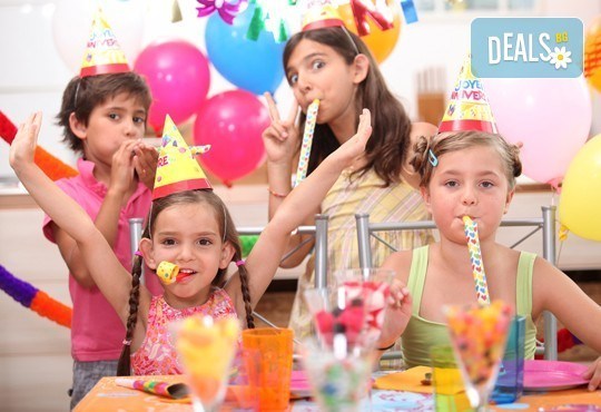 Два часа игри с детско парти за 10 деца! Голяма семейна пица за деца и възрастни, торта и сок в детски клуб Звездички! - Снимка 4