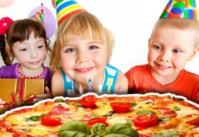 Два часа игри с детско парти за 10 деца! Голяма семейна пица за деца и възрастни, торта и сок в детски клуб Звездички!
