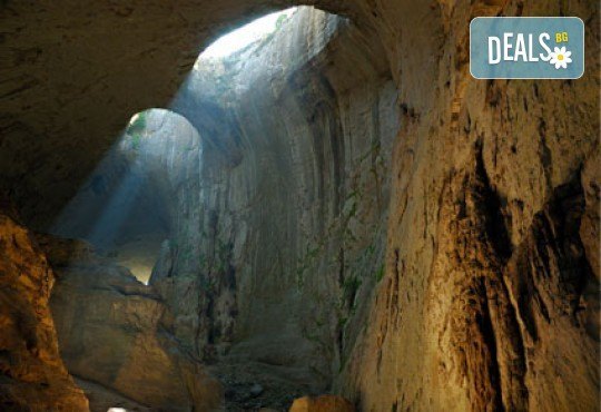 Чували ли сте за пещера Проходна с уникалния феномен Очите на Бога? Разгледайте за един ден с транспорт и водач от Глобул Турс! - Снимка 1