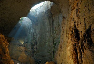 Чували ли сте за пещера Проходна с уникалния феномен Очите на Бога? Разгледайте за един ден с транспорт и водач от Глобул Турс!