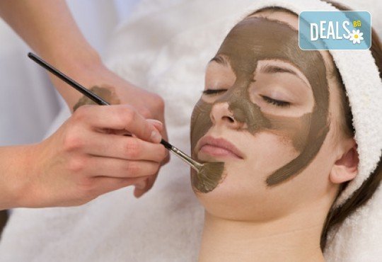 Подмладяваща терапия! Лифтинг масаж на лице, шия и деколте, компрес и маска с кал в студио Магнифико! - Снимка 2