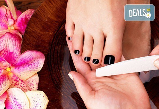 Медицински педикюр в цвят по избор и бонус 50% отстъпка за маникюр в салон за красота First Lady! - Снимка 1