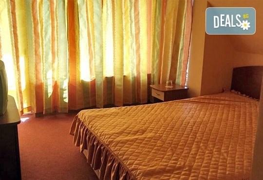 През Юни и началото на Юли на море в Царево! Изберете пакет за 2, 3 или 5 нощувки със закуски, ползване на басейн и фитнес в хотел Мимоза 3* на 100 м. от плаж Нестинарка - Снимка 3