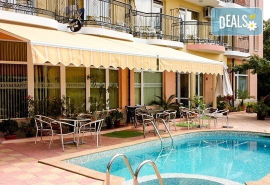 През Юни и началото на Юли на море в Царево! Изберете пакет за 2, 3 или 5 нощувки със закуски, ползване на басейн и фитнес в хотел Мимоза 3* на 100 м. от плаж Нестинарка - Снимка 1