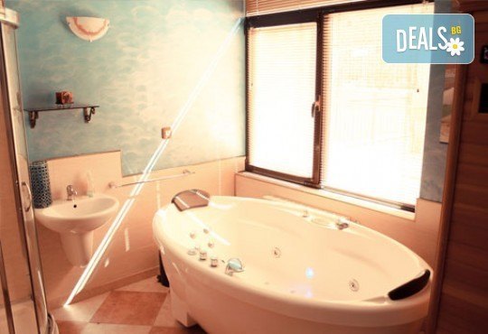 Лечебен масаж при схващания и главоболие и Бонус - масаж с магнезиев гел при болки в мускулите в център Холистик Спа - Снимка 6