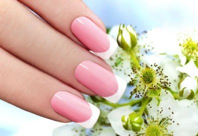 Класически или френски маникюр с гел лак BlueSky, термо гел лак или Bluesky Cat Eye с 4 декорации и пилинг на ръце в салон RalNails