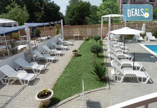 На море през юли, август или септември във Ванила Гардън, Слънчев бряг: 1 нощувка в студио или апартамент, ползване на басейн, шезлонг и чадър! - Снимка 5