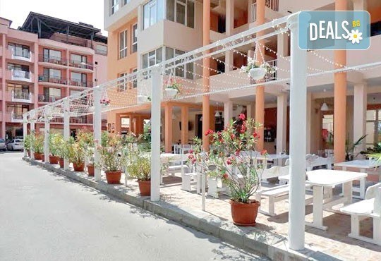 На море през юли, август или септември във Ванила Гардън, Слънчев бряг: 1 нощувка в студио или апартамент, ползване на басейн, шезлонг и чадър! - Снимка 6