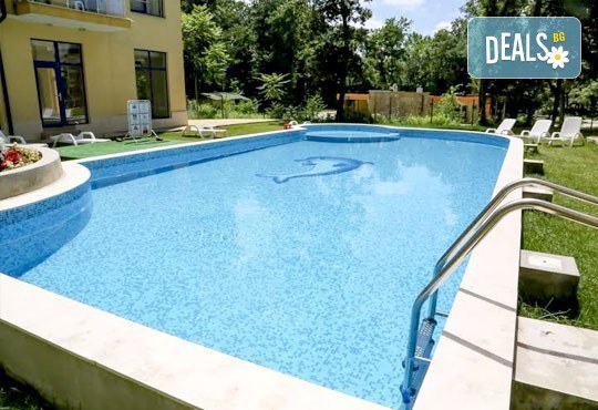 Почивка в разгара на лятото в хотел Спорт Палас, Приморско - 1 нощувка за до трима със закуска, обяд и вечеря! - Снимка 5