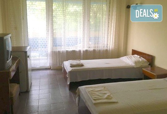 Топ сезон в с. Лозенец на няколко крачки от морето от 22.07 до 31.08.2016г.! Нощувка със закуска, обяд и вечеря в Хотел Чайка (Почивна станция Чайка) на супер цена! - Снимка 4