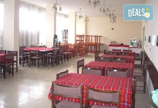 Топ сезон в с. Лозенец на няколко крачки от морето от 22.07 до 31.08.2016г.! Нощувка със закуска, обяд и вечеря в Хотел Чайка (Почивна станция Чайка) на супер цена! - Снимка 7