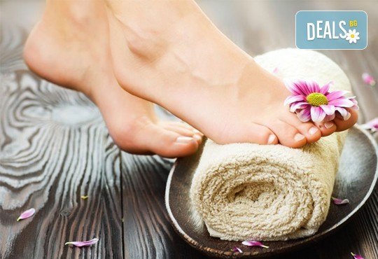 Добавете акцент във визията си! Педикюр с гел лак или медицински педикюр по избор с лакове Cuccio в салон за красота Мелани! - Снимка 1