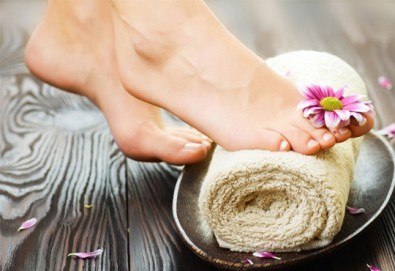 Добавете акцент във визията си! Педикюр с гел лак или медицински педикюр по избор с лакове Cuccio в салон за красота Мелани!