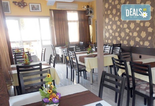 До 20.08 на море в Свети Влас! 5 или 7 нощувки в хотел Галактик на 50м. от плажа - Снимка 9