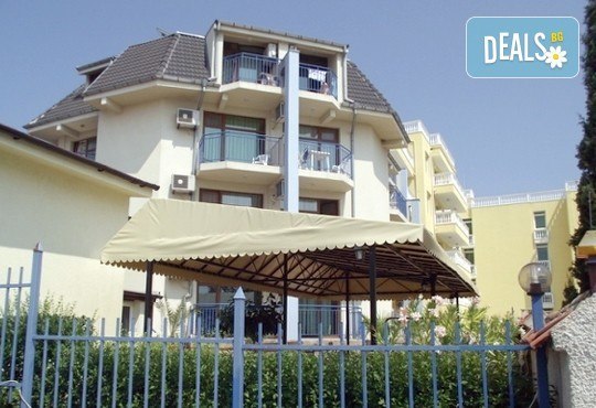 До 20.08 на море в Свети Влас! 5 или 7 нощувки в хотел Галактик на 50м. от плажа - Снимка 2