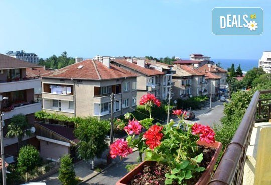 През юли в Царево! 3/5/7 нощувки в Семеен хотел Sunny House 2* - Снимка 2