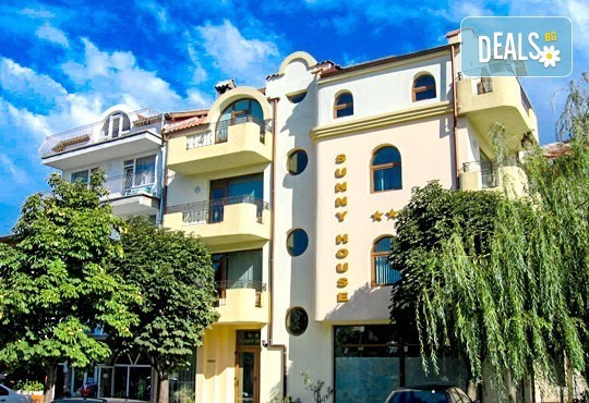 През юли в Царево! 3/5/7 нощувки в Семеен хотел Sunny House 2* - Снимка 1