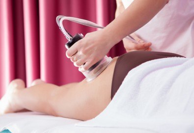 За сатенена кожа! Антицелулитен масаж на всички зони с вендузи и боди рапинг - 5 или 10 процедури от салон Лаура стайл!