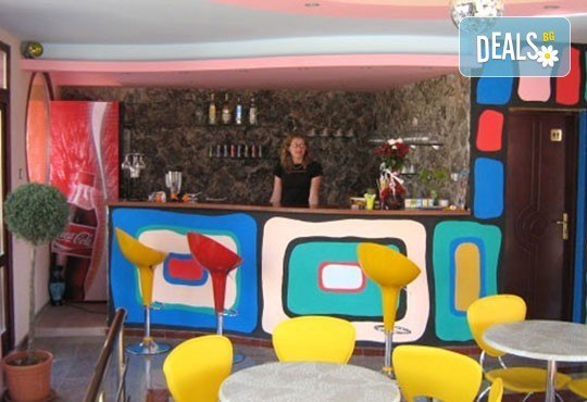 Слънчева почивка на брега на Черно море! 1 нощувка със закуска и вечеря по избор в семеен хотел Кайлас, Ахтопол! - Снимка 6