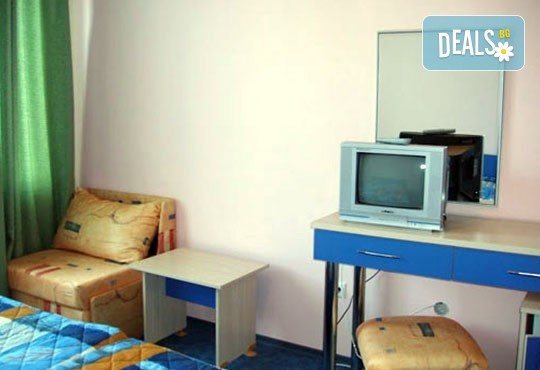 Слънчева почивка на брега на Черно море! 1 нощувка със закуска и вечеря по избор в семеен хотел Кайлас, Ахтопол! - Снимка 2