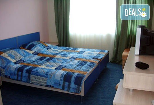 Слънчева почивка на брега на Черно море! 1 нощувка със закуска и вечеря по избор в семеен хотел Кайлас, Ахтопол! - Снимка 3