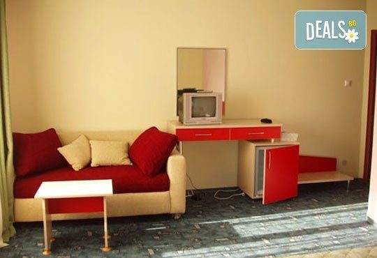 Слънчева почивка на брега на Черно море! 1 нощувка със закуска и вечеря по избор в семеен хотел Кайлас, Ахтопол! - Снимка 4