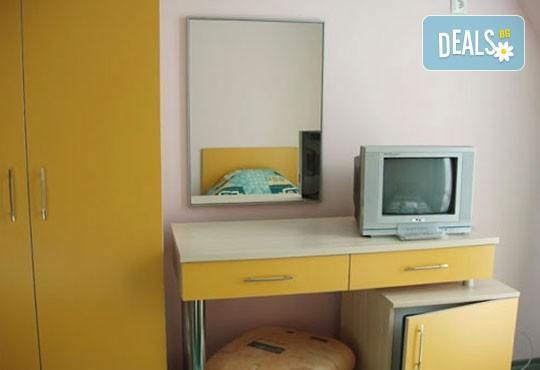 Слънчева почивка на брега на Черно море! 1 нощувка със закуска и вечеря по избор в семеен хотел Кайлас, Ахтопол! - Снимка 5