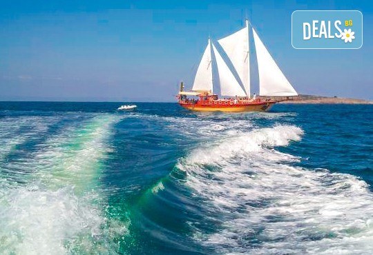 Време за море, слънце и яхта! На разходка с яхта Трофи до о. Света Анастасия! Плаване, разходка, плаж и закуска на борда, цена на човек - Снимка 4