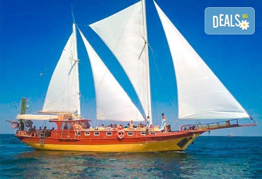 Време за море, слънце и яхта! На разходка с яхта Трофи до о. Света Анастасия! Плаване, разходка, плаж и закуска на борда, цена на човек - Снимка 1