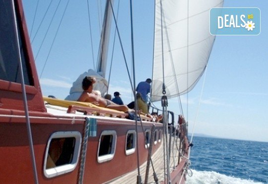 Време за море, слънце и яхта! На разходка с яхта Трофи до о. Света Анастасия! Плаване, разходка, плаж и закуска на борда, цена на човек - Снимка 3